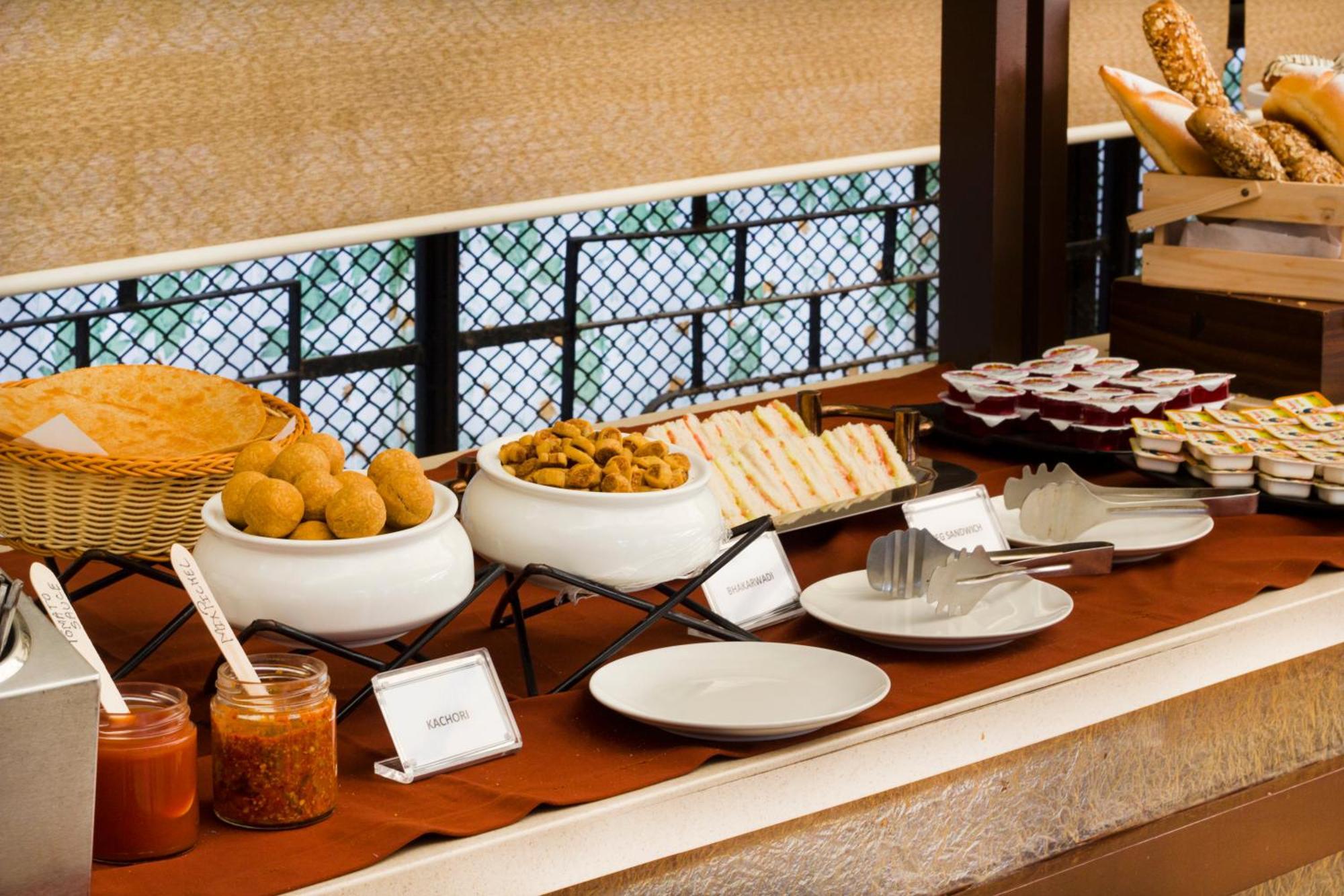 Regenta Place The Emerald Mumbai Bagian luar foto